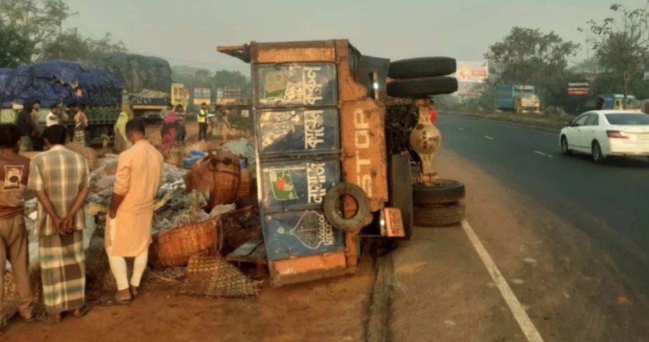 কুমিল্লায় সড়ক দুর্ঘটনায় নিহত ৪